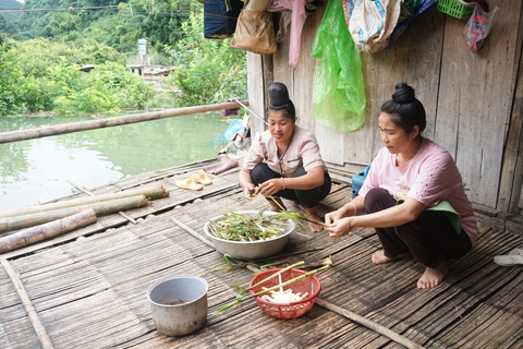 Bản miền núi bị ngập thành hồ, dân chia nhau từng chai nước- Ảnh 6. Bản miền núi bị ngập thành hồ, dân chia nhau từng chai nước- Ảnh 6.