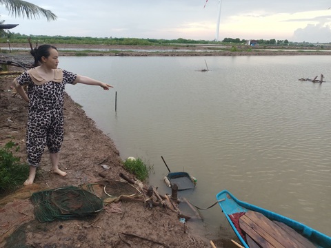 Cặp sinh đôi 2 tuổi chết đuối thương tâm dưới ao nuôi tôm- Ảnh 1. Khu vực ao tìm thấy thi thể hai bé trai bị chết đuối - Ảnh: TIẾN LUẬN