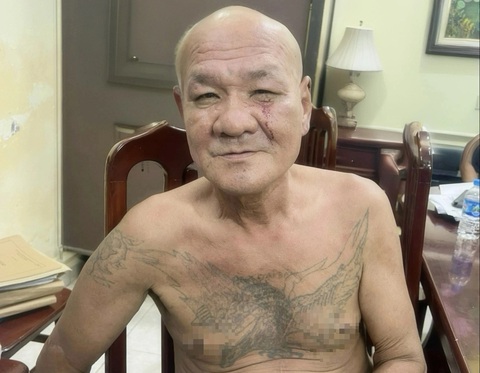 Bắt nghi phạm dùng dao chém gục người đàn ông trên phố Hà Nội- Ảnh 1. Nghi phạm Trịnh Văn Hùng tại cơ quan công an - Ảnh: Công an cung cấp