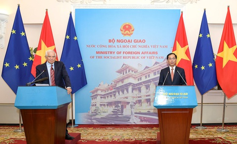 Bộ trưởng Bộ Ngoại giao Bùi Thanh Sơn và Phó chủ tịch Ủy ban châu Âu Josep Borrell tại buổi gặp gỡ báo chí sau hội đàm ngày 30-7 - Ảnh: NAM TRẦN Thúc đẩy quan hệ Việt Nam - EU- Ảnh 1.