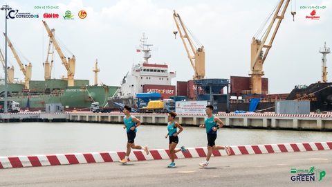 Cung đường 'xanh' tại giải GreenUP Marathon 2024- Ảnh 5. Lần đầu tiên có một giải chạy băng qua cảng quốc tế được tổ chức