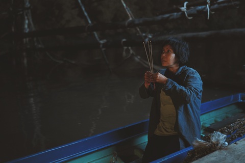 Nghệ sĩ Việt Hương vào vai người đàn bà vớt xác. Nghệ sĩ Việt Hương vào vai người đàn bà vớt xác