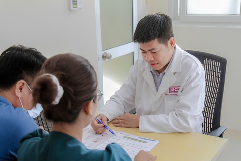 Độ tuổi và khả năng sinh sản- Ảnh 1. Bác sĩ CKII. Dư Huỳnh Hồng Ngọc đang thăm khám và tư vấn cho khách hàng- Ảnh: BV