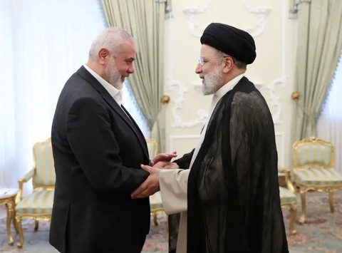 Thủ lĩnh Hamas bị ám sát làm tăng nguy cơ chiến tranh toàn diện ở Trung Đông- Ảnh 2. Thủ lĩnh Hamas Ismail Haniyeh (trái) bắt tay với cố tổng thống Iran Ebrahim Raisi tại thủ đô Tehran, Iran ngày 27-3-2024 - Ảnh: IRNA