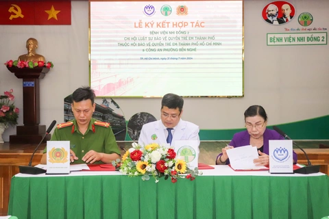 Một bé gái gần 14 tuổi bị xâm hại tình dục- Ảnh 1. Đại diện các cơ quan đang ký kết hợp tác - Ảnh: HỒNG ÂN