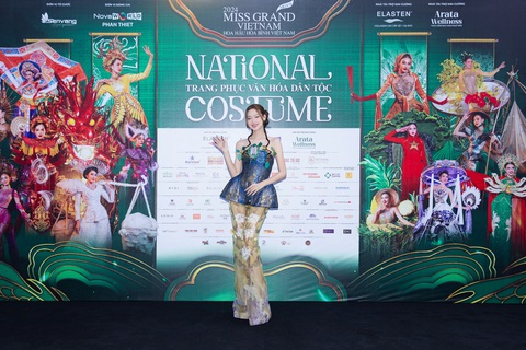 Dàn hoa, á hậu 'trẩy hội' thảm đỏ National Costume MGVN 2024- Ảnh 5. Một thiết kế của NTK Châu Văn Phúc được hoa hậu Bảo Ngọc mang đến thảm đỏ hôm nay. Với thế mạnh chiều cao, hoa hậu Bảo Ngọc lựa chọn bộ suit tôn dáng. Trang phục có nhiều họa tiết đậm chất Việt Nam.