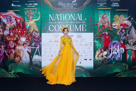 Dàn hoa, á hậu 'trẩy hội' thảm đỏ National Costume MGVN 2024- Ảnh 2. Trở lại thảm đỏ, hoa hậu Hoàng Phương lựa chọn biến hình từ cô gái giản dị trở nên lộng lẫy trong tà áo vàng bắt mắt.