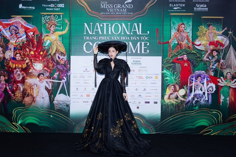 Dàn hoa, á hậu 'trẩy hội' thảm đỏ National Costume MGVN 2024- Ảnh 6. Hoa hậu Lương Thùy Linh mang vẻ đẹp đậm chất phụ nữ Bắc Bộ. Miss World Vietnam 2019 diện áo tứ thân và nón quai thao trong sắc đen bí ẩn, quyến rũ.