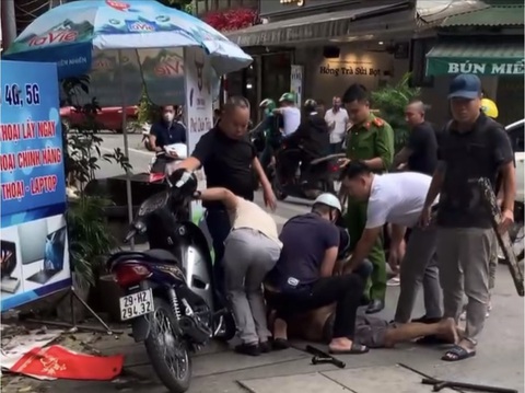 Bắt nghi phạm dùng dao chém gục người đàn ông trên phố Hà Nội- Ảnh 2. Bắt nghi phạm dùng dao chém gục người đàn ông trên phố Hà Nội- Ảnh 2.