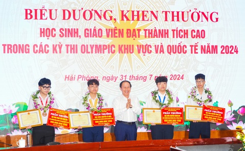Hải Phòng chi 2,7 tỉ thưởng các cá nhân đoạt giải Olympic- Ảnh 1. Bí thư Thành ủy Hải Phòng Lê Tiến Châu trao bằng khen và phần thưởng cho các học sinh đoạt giải Olympic năm học 2023 - 2024 - Ảnh: Đ.THANH