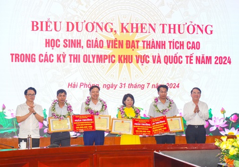 Hải Phòng chi 2,7 tỉ thưởng các cá nhân đoạt giải Olympic- Ảnh 2. Các giáo viên được lãnh đạo thành phố Hải Phòng trao tặng bằng khen cùng phần thưởng trị giá cả trăm triệu đồng khi giảng dạy giúp học sinh đạt thành tích tại cuộc thi Olympic - Ảnh: Đ.THANH