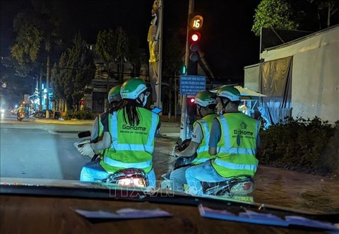 Không đăng ký kinh doanh, không hợp tác với cơ quan chức năng nhưng có đơn vị (áo xanh) vẫn tham gia dịch vụ Không đăng ký kinh doanh, không hợp tác với cơ quan chức năng nhưng có đơn vị (áo xanh) vẫn tham gia dịch vụ