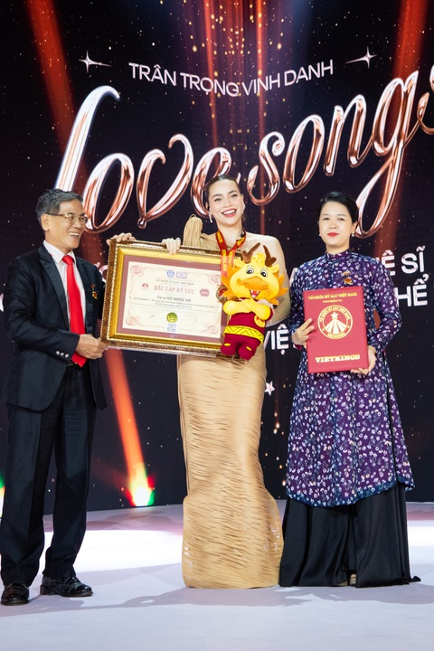 Hồ Ngọc Hà cũng vừa được công bố xác lập kỷ lục bởi Trung ương Hội Kỷ lục gia Việt Nam - Tổ chức Kỷ lục Việt Nam - Vietkings. Hồ Ngọc Hà vừa được công bố xác lập kỷ lục bởi Trung ương Hội Kỷ lục gia Việt Nam - Tổ chức Kỷ lục Việt Nam (VietKings).