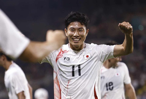 Olympic Paraguay giành vé cuối cùng vào tứ kết bóng đá nam Olympic 2024- Ảnh 2. Mao Hosoya ăn mừng bàn thắng cho Olympic Nhật Bản - Ảnh: REUTERS