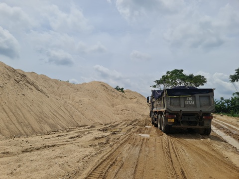 Nhiều doanh nghiệp 'quyết chiến' để trúng đấu giá mỏ cát giờ xin trả mỏ vì thuế tài nguyên- Ảnh 1. Nhiều doanh nghiệp 'quyết chiến' để trúng đấu giá mỏ cát giờ xin trả mỏ vì thuế tài nguyên- Ảnh 1.