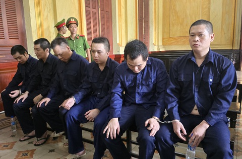 Nhóm nhân viên thu hồi nợ của Công ty F88 lãnh án tù- Ảnh 1. Nhóm bị cáo nguyên là nhân viên thu hồi nợ của Công ty F88 tại tòa - Ảnh: ĐAN THUẦN