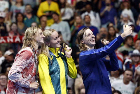 Các siêu sao bơi lội giúp Olympic 2024 mở màn hấp dẫn - Ảnh: REUTERS Vì sao Việt Nam không mua bản quyền truyền hình Olympic?- Ảnh 1.