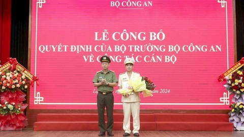 Thừa uỷ quyền của Bộ trưởng Bộ Công an, Đại tá Vũ Như Hà - giám đốc Công tỉnh Lạng Sơn - trao quyết định và tặng hoa chúc mừng Thượng tá Nguyễn Quang Huyên - Ảnh: HOÀNG THƠ Thừa ủy quyền của bộ trưởng Bộ Công an, đại tá Vũ Như Hà - giám đốc Công an tỉnh Lạng Sơn - trao quyết định và tặng hoa chúc mừng thượng tá Nguyễn Quang Huyên - Ảnh: HOÀNG THƠ