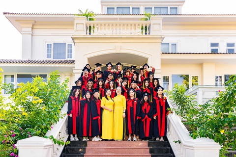 Trường song ngữ có 100% học sinh lớp 12 miễn thi tiếng Anh vì có bằng IELTS- Ảnh 2. Trường song ngữ có 100% học sinh lớp 12 miễn thi tiếng Anh vì có bằng IELTS- Ảnh 2.