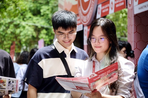 Thí sinh dự Ngày tư vấn xét tuyển đại học, cao đẳng 2024 do báo Tuổi Trẻ tổ chức tại Hà Nội - Ảnh: NGUYÊN BẢO Từ hôm nay, bắt đầu nộp lệ phí xét tuyển đại học 2024- Ảnh 1.