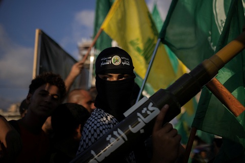 Vụ thủ lĩnh Hamas bị ám sát sẽ giúp... giảm căng thẳng?- Ảnh 1. Biểu tình lên án vụ ám sát thủ lĩnh Hamas Ismail Haniyeh, tại Lebanon ngày 31-7 - Ảnh: REUTERS
