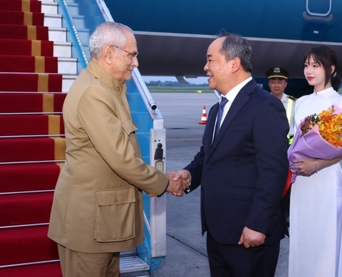 Tổng thống Timor-Leste bắt đầu chuyến thăm cấp nhà nước Việt Nam- Ảnh 1. Tổng thống Timor-Leste José Ramos-Horta bắt tay Chủ nhiệm Văn phòng Chủ tịch nước Lê Khánh Hải tại sân bay Nội Bài ngày 31-7 - Ảnh: TTXVN