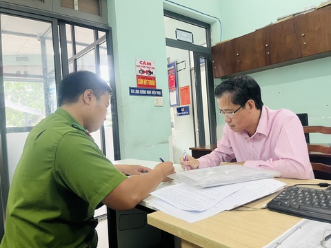 Công an Thủ Đức bắt giám đốc công ty đa cấp bị truy nã- Ảnh 1. Ông Nguyễn Văn Sĩ (phải) tại cơ quan công an - Ảnh: M.H.