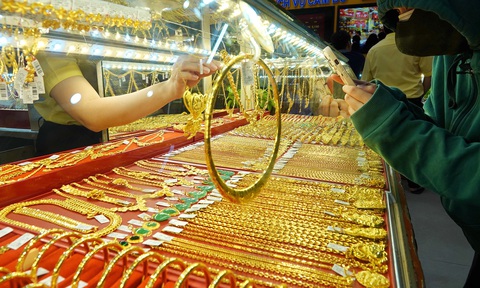 Giá vàng cao kỷ lục, nhu cầu vàng trang sức ở Việt Nam giảm- Ảnh 1. Mua bán vàng nữ trang tại TP.HCM - Ảnh: T.T.D.