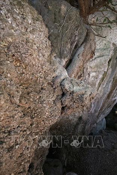 Mái đá làng Vành và Hang xóm Trại: Di tích ngàn năm văn hóa xứ Mường Hòa Bình- Ảnh 2. Mái đá làng Vành và Hang xóm Trại: Di tích ngàn năm văn hóa xứ Mường Hòa Bình- Ảnh 2.