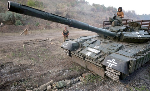 Xe tăng Ukraine thuộc Lữ đoàn cơ giới số 28 tham gia huấn luyện binh sĩ tại một địa điểm ở Donetsk, đông Ukraine hôm 26-7 - Ảnh: AFP Mỹ gửi thêm viện trợ cho Ukraine- Ảnh 1.