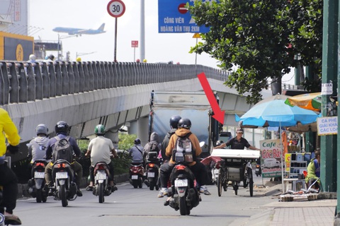 Nối đuôi nhau đi ngược chiều, đường hai chiều thành một chiều- Ảnh 10. Nối đuôi nhau đi ngược chiều, đường hai chiều thành một chiều- Ảnh 10.