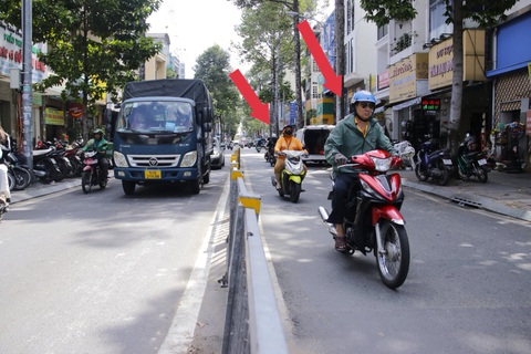 Nối đuôi nhau đi ngược chiều, đường hai chiều thành một chiều- Ảnh 9. Để né kẹt xe nhiều người đã cố tình chạy vào làn ngược chiều thông thoáng, dễ dàng luồn lách qua quãng kẹt hơn - Ảnh: TIẾN QUỐC