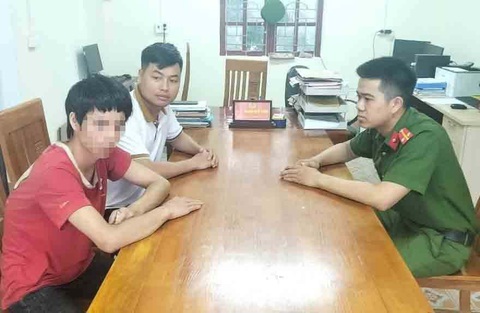 Công an giúp công dân đi lang thang nhiều tháng về đoàn tụ với gia đình- Ảnh 1. Anh N. được Công an xã Đức Bồng đưa về trụ sở hỏi thăm tung tích thân nhân - Ảnh: H.A.