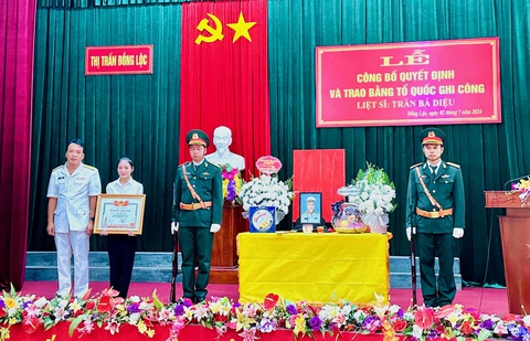 Trao bằng Tổ quốc ghi công cho 3 liệt sĩ hy sinh ở quần đảo Trường Sa- Ảnh 1. Đại diện chỉ huy Lữ đoàn 146 trao bằng Tổ quốc ghi công cho gia đình liệt sĩ Trần Bá Diệu - Ảnh: TUYÊN BỐN