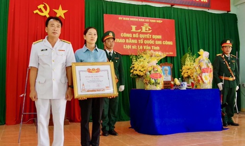Trao bằng Tổ quốc ghi công cho 3 liệt sĩ hy sinh ở quần đảo Trường Sa- Ảnh 3. Đại diện Lữ đoàn 146 trao bằng Tổ quốc ghi công cho gia đình liệt sĩ Lê Văn Tính - Ảnh: TUYÊN BỐN