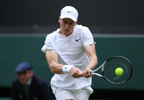 Sinner và Alcaraz đi tiếp, Casper Ruud bị loại sốc ở vòng 2 Wimbledon 2024- Ảnh 3. Sinner có trận thắng vô cùng vất vả - Ảnh: REUTERS