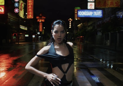 Tin tức giải trí 4-7: Nghệ sĩ Thái Lan Lisa quay MV Rockstar tại khu phố Tàu ở Bangkok (Thái Lan), khiến địa điểm này nhanh chóng lên xu hướng