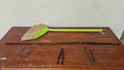 Lời khai của vợ chồng nhốt cô gái 22 tuổi trong nhà, hành hạ dã man ở Thủ Đức- Ảnh 2. Những vật dung mà hai vợ chồng dùng để đánh, hành hạ cô gái - Ảnh: Công an cung cấp