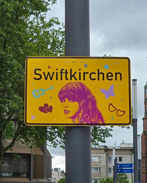 Biển báo Swiftkirchen được treo ở thành phố để chào đón Taylor Swift Biển báo Swiftkirchen được treo ở thành phố Gelsenkirchen để chào đón Taylor Swift