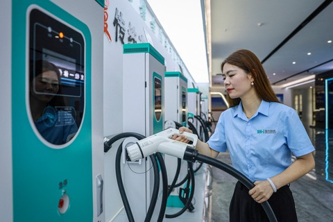 Nhân viên làm việc tại nhà máy sản xuất trạm sạc xe điện ở tỉnh Giang Tây, Trung Quốc - Ảnh: AFP Nhân viên làm việc tại nhà máy sản xuất trạm sạc xe điện ở tỉnh Giang Tây, Trung Quốc - Ảnh: AFP