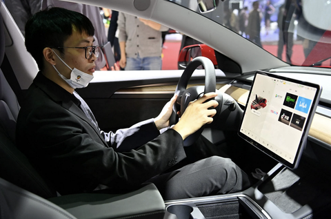 Bé gái 7 tuổi 'méc' ông chú Elon Musk lỗi trên xe Tesla- Ảnh 2. Đầu năm nay, Tesla đã ban hành lệnh thu hồi khoảng 1,6 triệu xe tại Trung Quốc do trục trặc phần mềm lái và hệ thống khóa cửa - Ảnh: AFP