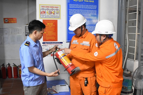 Việc trang bị các vật dụng chữa cháy là điều cần thiết Việc trang bị các vật dụng chữa cháy là điều cần thiết