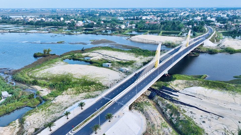 Đầu tư mạnh và tháo gỡ vướng mắc để phát triển vùng Đông Quảng Nam- Ảnh 1. Cầu Ông Điền bắc qua sông Cổ Cò đoạn chạy qua TX Điện Bàn có vai trò kết nối du lịch, phát triển kinh tế vùng Đông - Ảnh: T.H