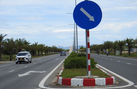 Đầu tư mạnh và tháo gỡ vướng mắc để phát triển vùng Đông Quảng Nam- Ảnh 4. Đường ven biển Đà Nẵng-Hội An nối với đường ven biển Võ Chí Công là trục giao thông chính phát triển kinh tế, xã hội vùng Đông QN - Ảnh: V.H