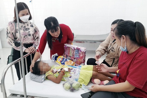 Trẻ bị xâm hại tình dục do cha mẹ còn lơ là- Ảnh 1. Trong 18 tháng qua có 94 trẻ em ở Bình Phước bị bạo hành, xâm hại. Trong ảnh: Một bé gái ở huyện Đồng Phú (Bình Phước) bị cha dượng bạo hành phải vào viện điều trị xảy ra tháng 7-2022, khiến dư luận bức xúc - Ảnh: A.B.