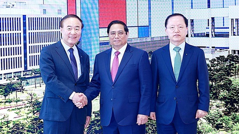 Việt - Hàn hợp tác đào tạo nhân lực bán dẫn- Ảnh 1. Giám đốc điều hành - Phó chủ tịch Tập đoàn Samsung Young Hyun Jun và ông Park Hark Kyu - tổng giám đốc phụ trách tài chính của Tập đoàn Samsung - đón Thủ tướng Phạm Minh Chính vào chiều 3-7 - Ảnh: TTXVN