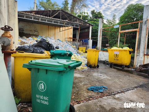 Vì sao Bệnh viện Kiên Giang cũ ứ đọng cả trăm tấn rác thải y tế?- Ảnh 1. Bệnh viện Đa khoa tỉnh Kiên Giang cũ còn tồn đọng gần 200 tấn rác thải y tế - Ảnh: BỬU ĐẤU