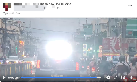 Xác minh ô tô lắp đèn 'siêu sáng' chạy trên đường Nguyễn Tất Thành (quận 4)- Ảnh 1. Người đi đường bức xúc quay clip đăng tải lên mạng xã hội - Ảnh: Chụp màn hình