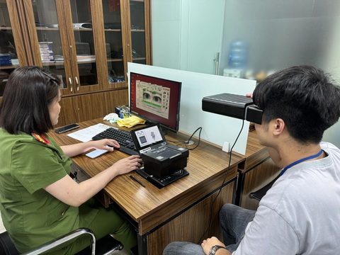 Bộ Công an đề xuất mức phạt mới khi vi phạm sử dụng căn cước- Ảnh 1. Cán bộ công an làm thủ tục cấp căn cước cho người dân - Ảnh: T.CHUNG