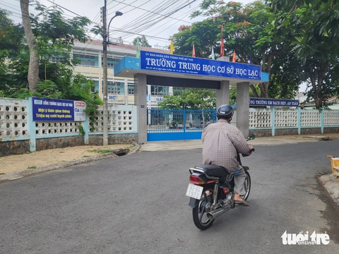 Vì sao Trường THCS Học Lạc thu, chi sai hơn 585 triệu đồng?- Ảnh 1. Trường THCS Học Lạc - nơi xảy ra vụ việc - Ảnh: HOÀI THƯƠNG